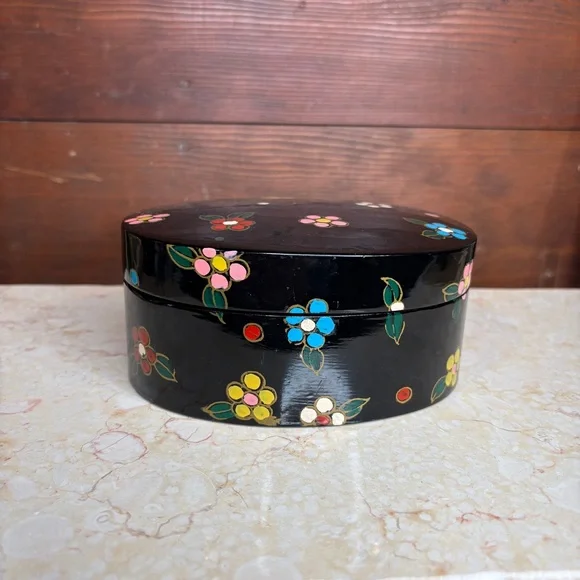 Vintage Lacquered Oval Lidded Box With Painted Flowers & Red Interior - Picture 2 of 11